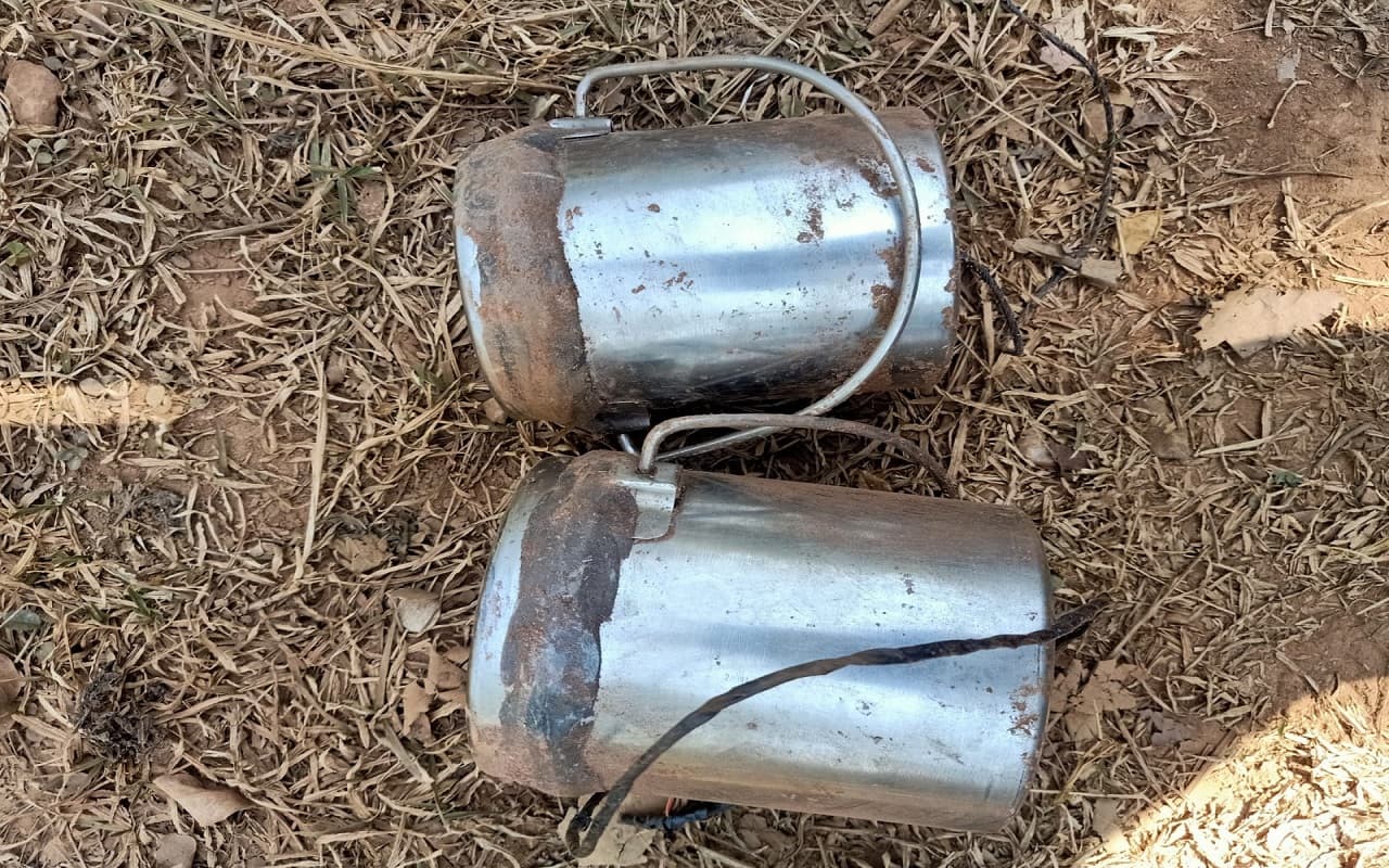 झारखंड में भाकपा माओवादियों की साजिश नाकाम, 4 आईईडी बम बरामद, ऐसे बाल-बाल बचे पुलिस के जवान झारखंड में भाकपा माओवादियों की साजिश नाकाम, 4 आईईडी बम बरामद, ऐसे बाल-बाल बचे पुलिस के जवान