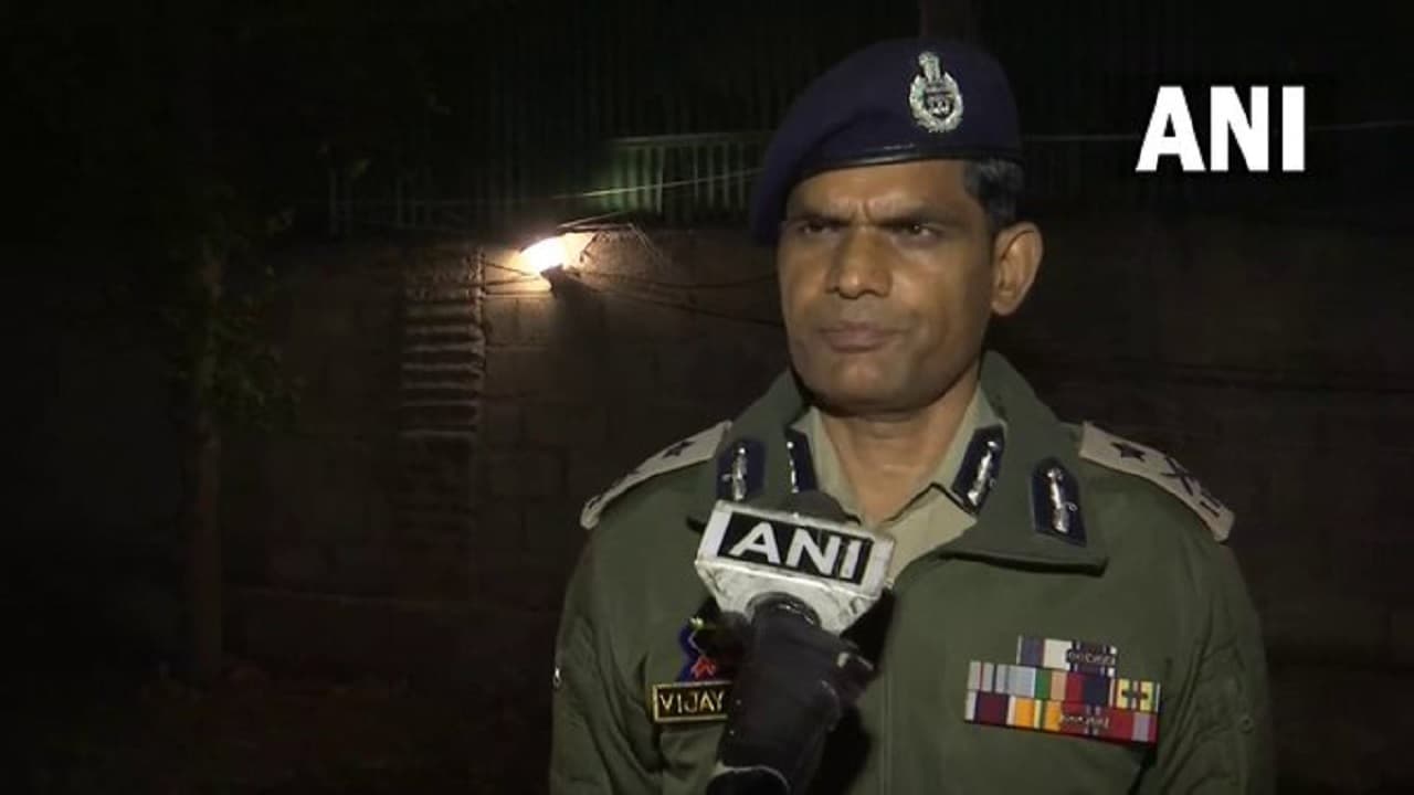 Jammu Kashmir: कुलगाम में सुरक्षाबलों ने 2 आतंकियों को मार गिराया, अभी भी 2 आतंकी के छुपे होने की खबर