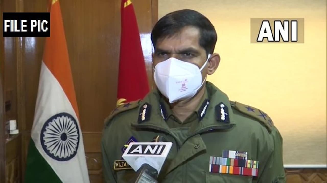 जम्मू-कश्मीर: सुरक्षाबलों के साथ मुठभेड़ में 2 आतंकी ढेर, IGP कश्मीर विजय कुमार ने दी जानकारी जम्मू-कश्मीर: सुरक्षाबलों के साथ मुठभेड़ में 2 आतंकी ढेर, IGP कश्मीर विजय कुमार ने दी जानकारी