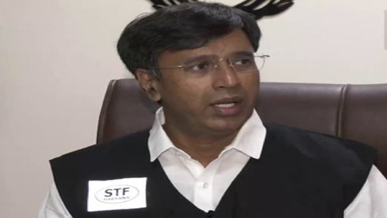 Haryana: विधायकों से रंगदारी मांगने के मामले में STF की बड़ी कार्रवाई, कई संदिग्धों को हिरासत में लिया Haryana: विधायकों से रंगदारी मांगने के मामले में STF की बड़ी कार्रवाई, कई संदिग्धों को हिरासत में लिया