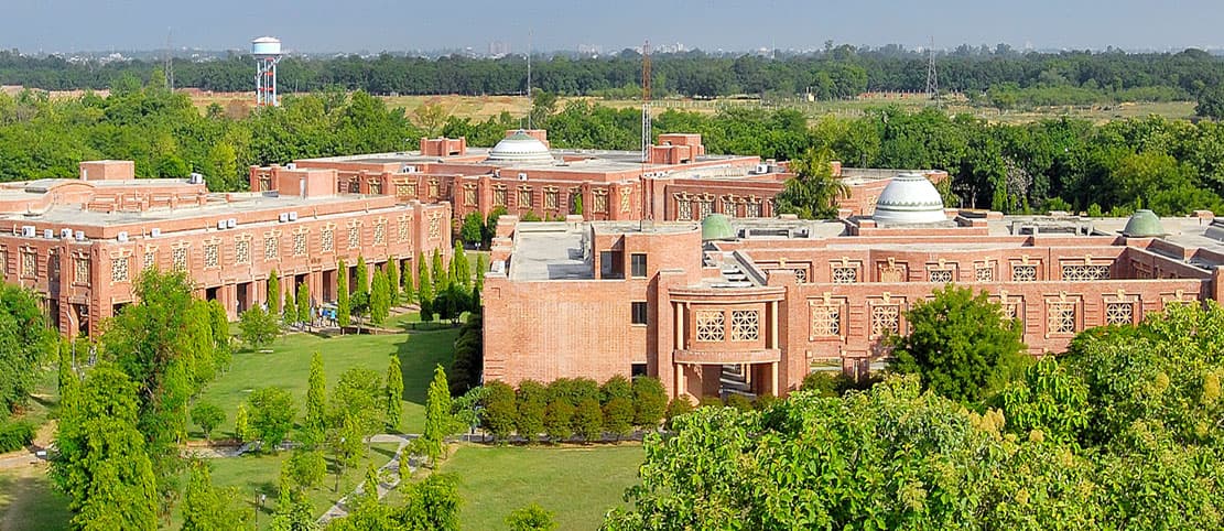 IIM Lucknow : कैम्पस सेलेक्शन में एक से साढ़े तीन लाख रुपये मासिक वेतन पर दी गई नौकरी