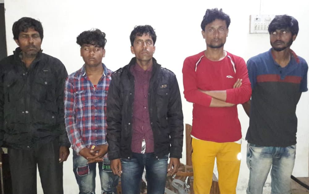 देवघर से 5 साइबर अपराधी गिरफ्तार, 11 बैंकों के पासबुक बरामद