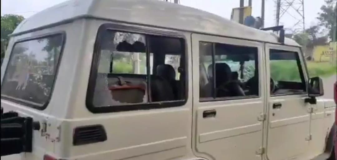 मस्जिद में चोरी छिपे अदा की जा रही थी नमाज, रोकने गयी पुलिस पर पथराव, तीन सिपाही घायल