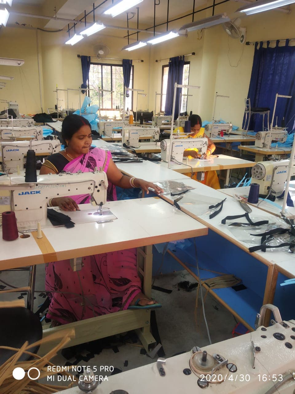 झारखंड की कोरोना वॉरियर्स दीदियां देवदूतों के लिए बना रही हैं सुरक्षा कवच