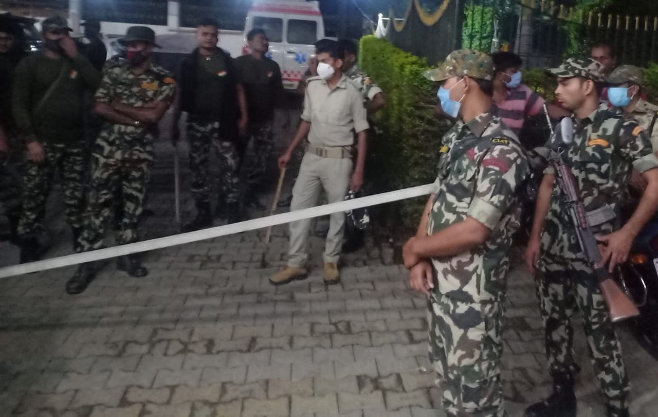 चुनाव प्रचार के दौरान प्रत्याशी को गोलियों से भूना, समर्थकों ने एक हमलावर को पीट-पीटकर मार डाला, शहर का माहौल बिगड़ा