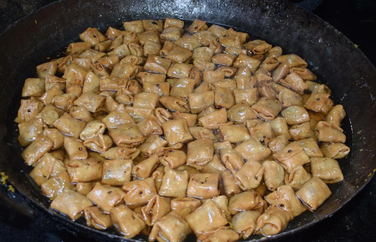 अमेरिका व सऊदी अरब में है झारखंड के चतरा की लौंगलता की डिमांड, आजादी से पहले की इस दुकान में ऐसे बनती है ये मिठाई