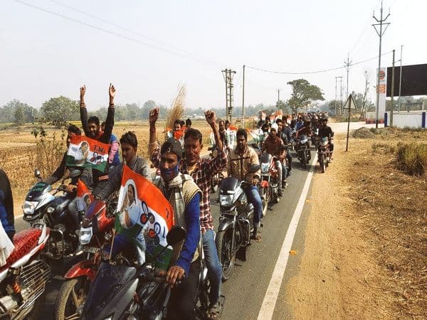 Corona नियमों की उड़ी धज्जियां, बिना हेलमेट- मास्क पहने TMC समर्थकों ने निकाली रैली