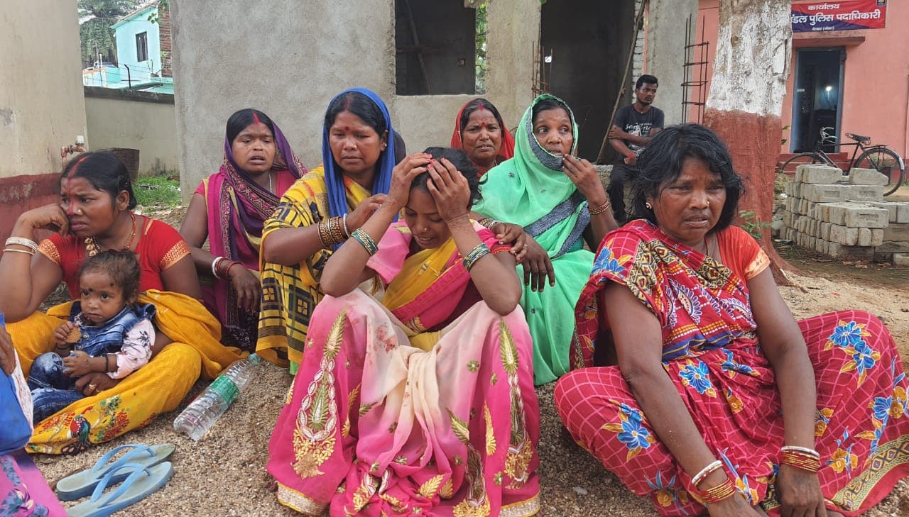 बांका में दो गुटों के बीच भीषण संघर्ष, तीन को कुल्हाड़ी से काटा, दो की मौके पर मौत बांका में दो गुटों के बीच भीषण संघर्ष, तीन को कुल्हाड़ी से काटा, दो की मौके पर मौत