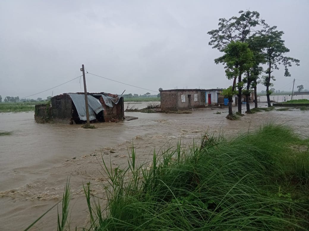 मॉनसून के आते ही बिहार में बाढ़ का तांडव शुरू, लोगों के घरों में घुसा पानी, देखें तस्वीर