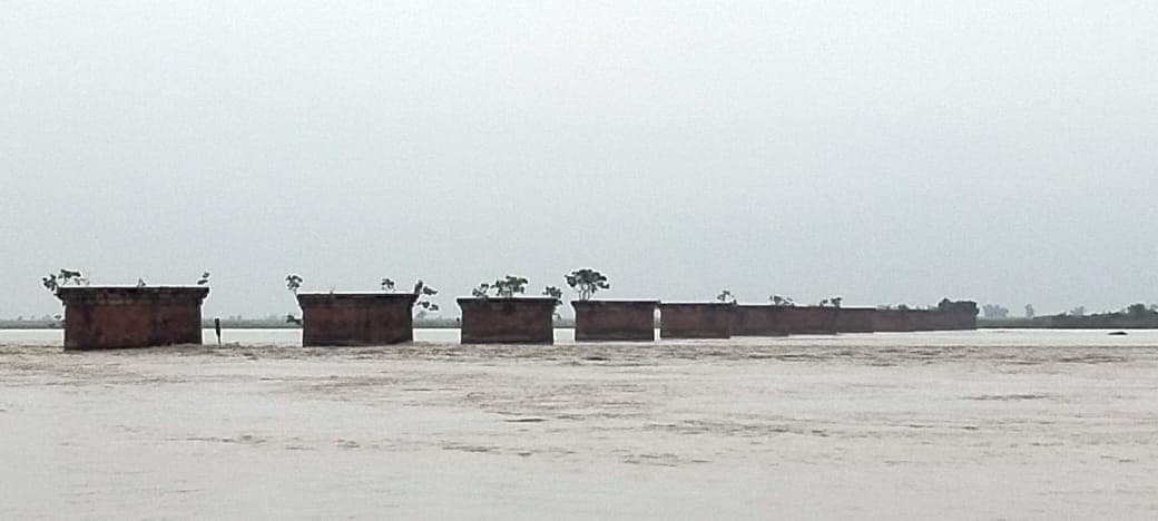 मूसलाधार बारिश के बीच गंडक नदी में 9 लोगों से भरी नाव पलटी, 2 अब भी लापता