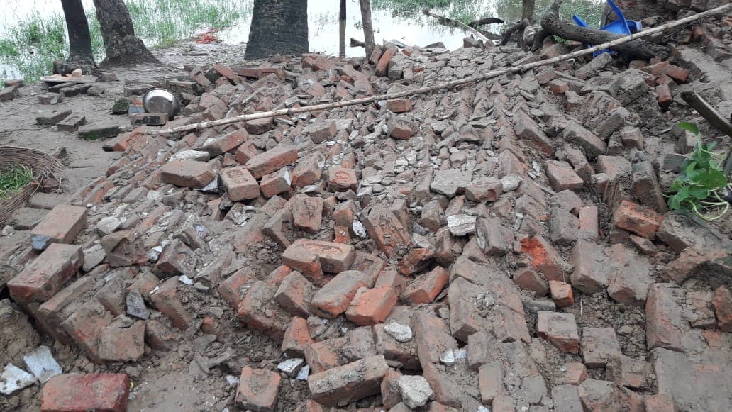 नवादा में पीएम आवास योजना के तहत बन रहा था मकान, दीवार गिरने से डेढ़ साल की बच्ची की मौत, सात लोग घायल