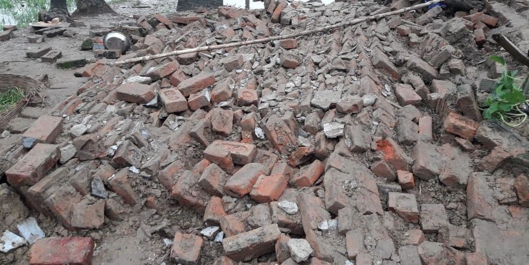 Etawah News: इटावा में काल बनकर गिरी कच्ची दीवार, चार सगे भाई-बहन की दबकर मौत, एक भाई और दादी घायल