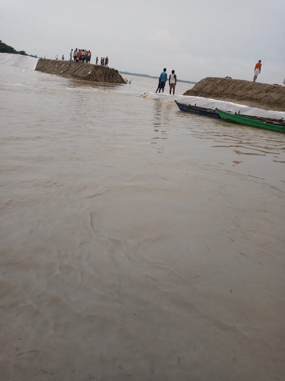 उत्तर बिहार में रौद्र रूप दिखाने लगी बागमती, शिवहर में डैम टूटा, गांवों में घुसा बाढ़ का पानी