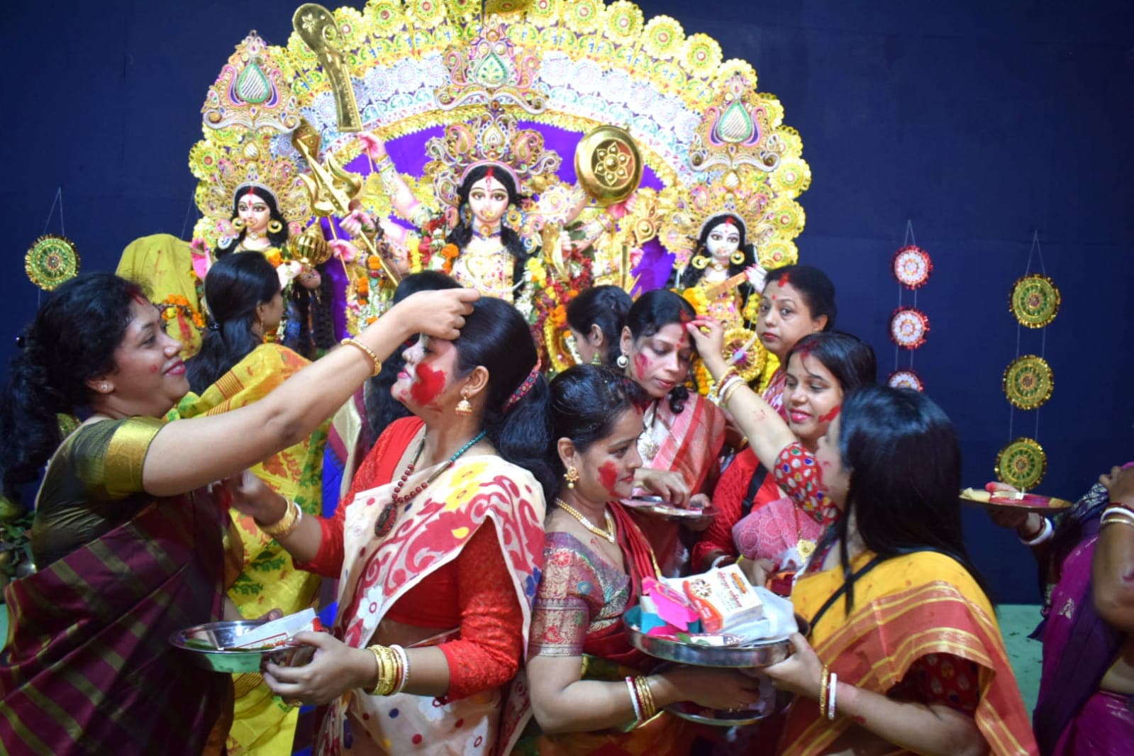 Varanasi News: सिंदूर खेला के बाद महिलाओं ने नम आखों से दी मां दुर्गा को विदाई