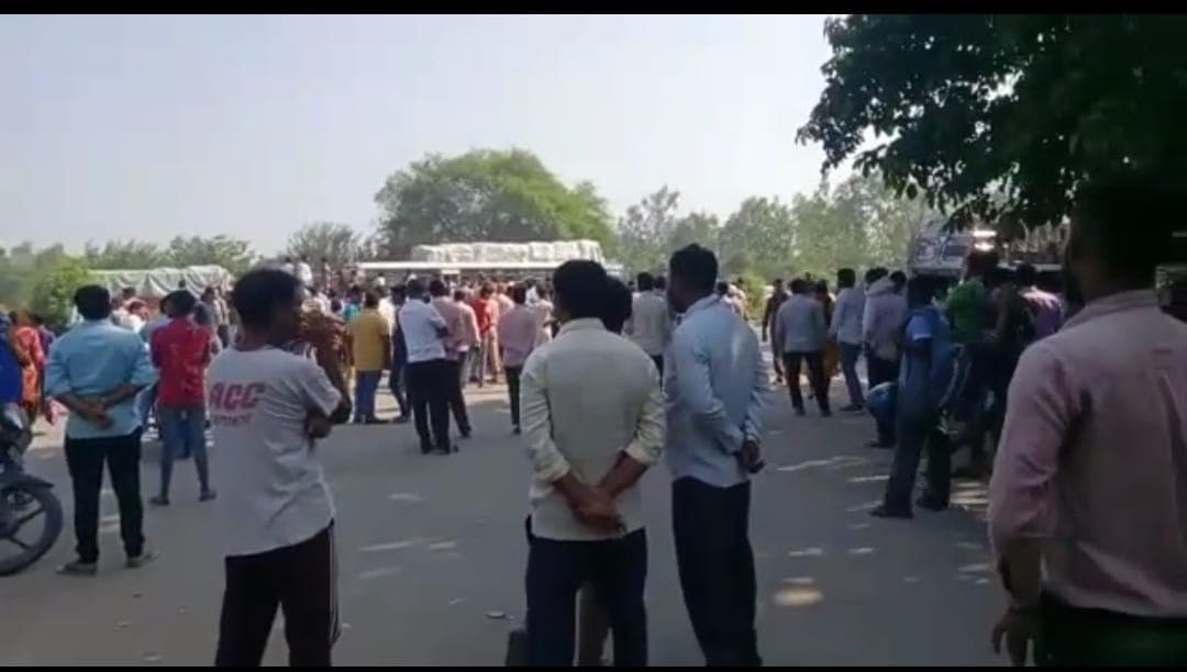 Bareilly News: हाईटेंशन लाइन का तार गिरने से किसान की मौत, गुस्साए ग्रामीणों ने किया सड़क जाम