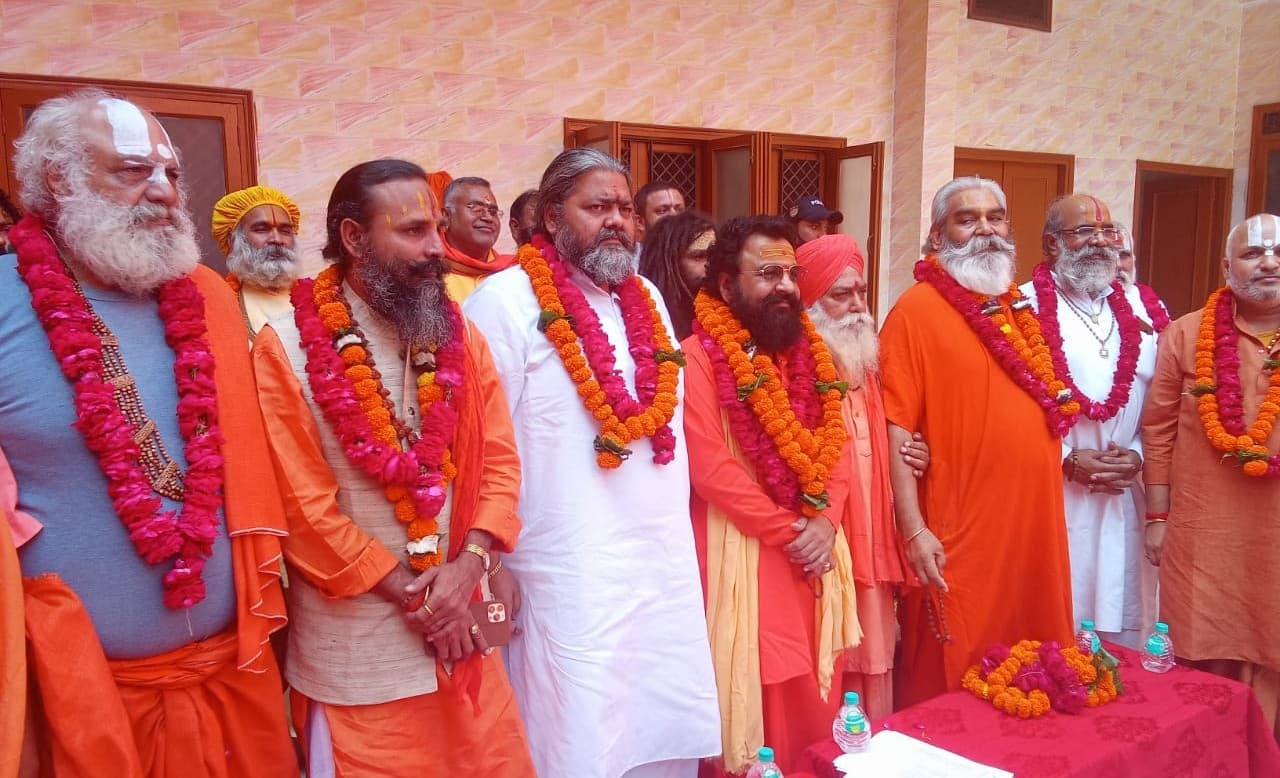 13 में से 7 अखाड़ों के समर्थन से महंत रवींद्र पुरी बने अखाड़ा परिषद के अध्यक्ष, हरी गिरी महाराज ने उठाया सवाल