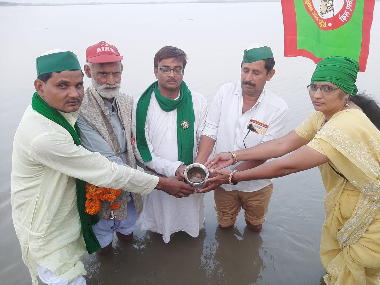 लखीमपुर हिंसा में मारे गए किसानों की अस्थियों का अलीगढ़ में विसर्जन, आंदोलन जारी रखने का फैसला