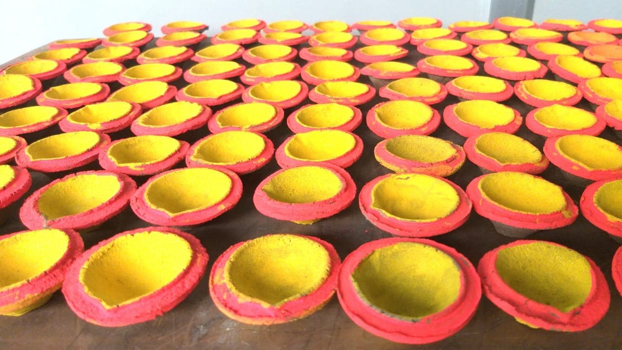 दीपावली पर खूब बिक रहे गोबर के दीपक, लक्ष्मी-गणेश, स्वास्तिक, शुभ-लाभ