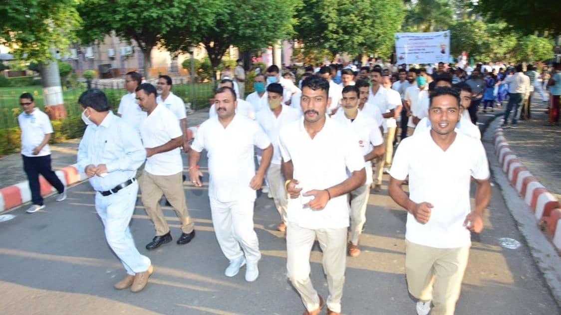 Prayagraj News: उत्तर मध्य रेलवे मुख्यालय में रन फॉर यूनिटी का आयोजन, एक साथ दौड़े कर्मचारी और स्काउट गाइड