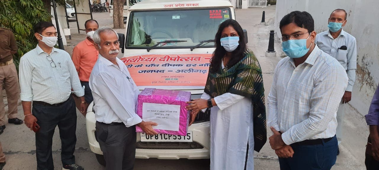 Ayodhya Deepotsav 2021: अयोध्या दीपोत्सव में अलीगढ़ से भेजे 4,335 दीपक, डीएम सेल्वा ने रवाना किया वाहन