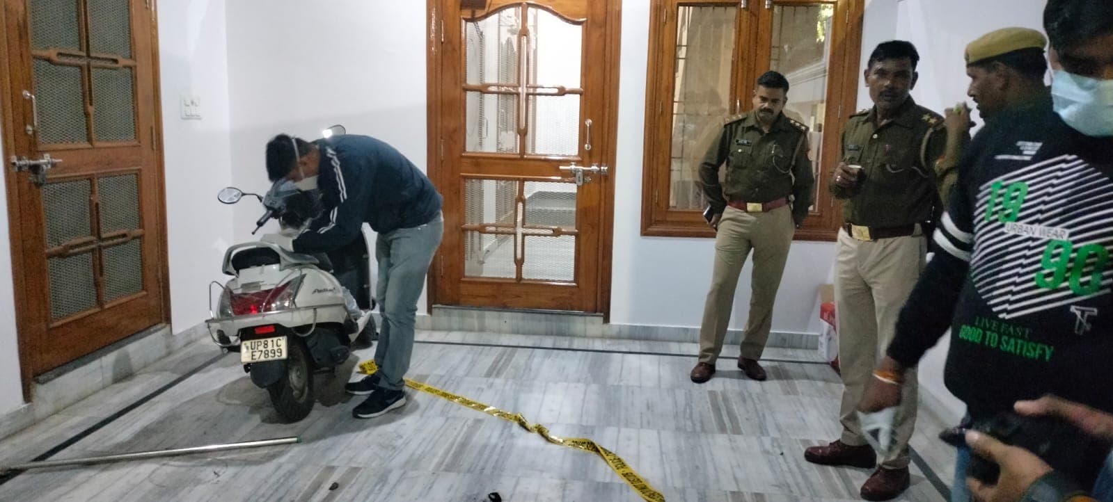 Aligarh News: नगर स्वास्थ्य अधिकारी के घर पर आग में झुलसी महिला, जांच में जुटी पुलिस