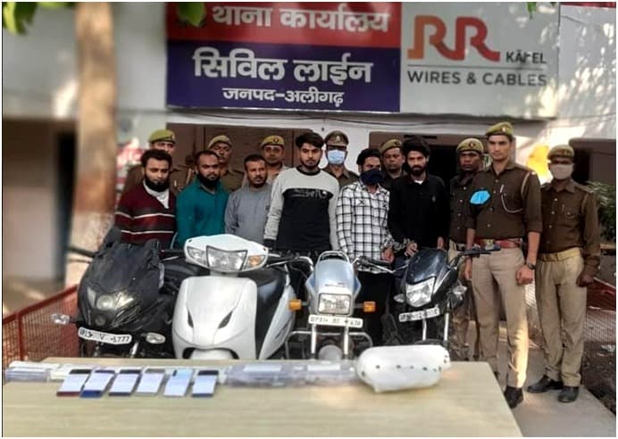 Aligarh News: ऑपरेशन प्रहार में 6 लुटेरे गिरफ्तार, नगदी समेत 4 वाहन बरामद