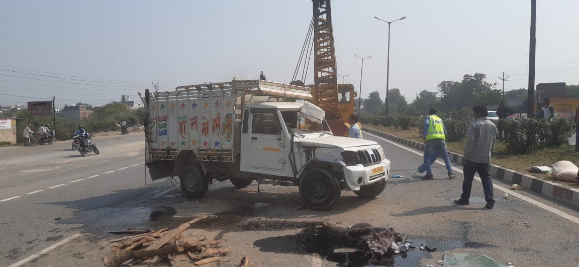 Varanasi Accident: झपकी लगने से पलटी पिकअप, चार महिलाओं की मौत, बच्चों सहित 19 घायल