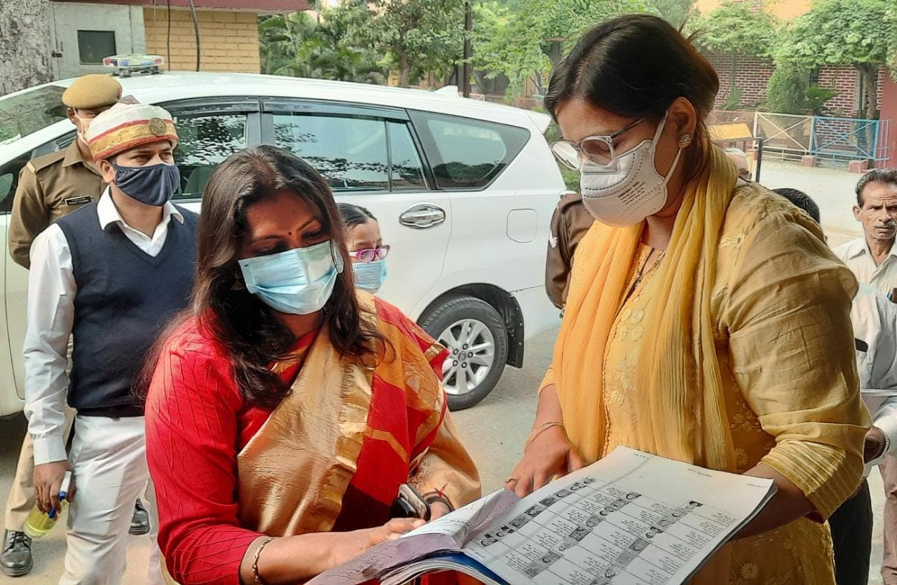 अलीगढ़ में वोटर ने देखी मतदाता सूची, इन तारीखों में भी बढ़वा सकेंगे वोट