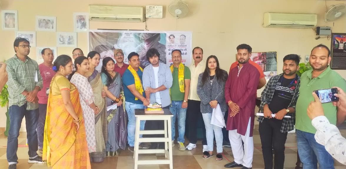 अलीगढ़ के आयुष सक्सेना का आया नया म्यूजिक एल्बम ‘तू क्या जाने’, पढ़ें पूरी खबर…