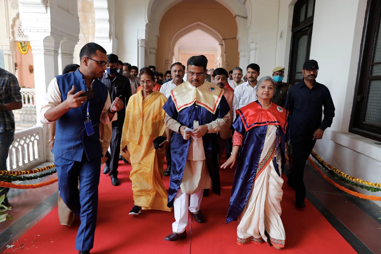 UP News : गुलजार साहब को मानद उपाधि नहीं देने का कारण पूछने पर केंद्रीय मंत्री धर्मेंद्र प्रधान को आया गुस्सा