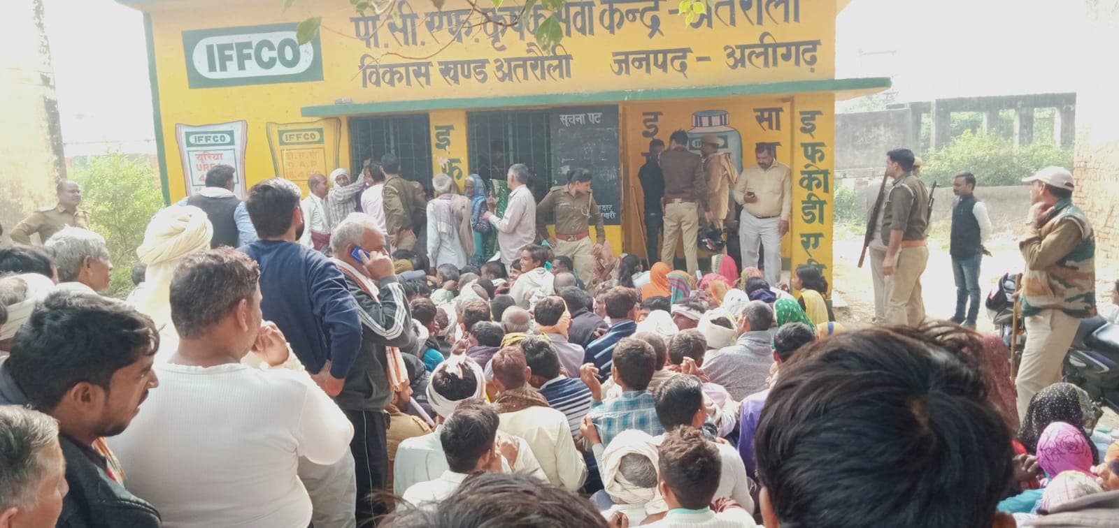 Aligarh News: DAP की किल्लत पर अलीगढ़ DM ने लिया एक्शन, बनाई 10 सदस्यीय टीम