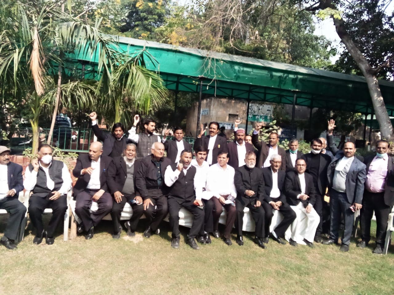 Agra News: हाईकोर्ट बेंच की मांग पर न्यायालय में न्यायिक कार्य रहा बंद, वकीलों ने किया प्रदर्शन