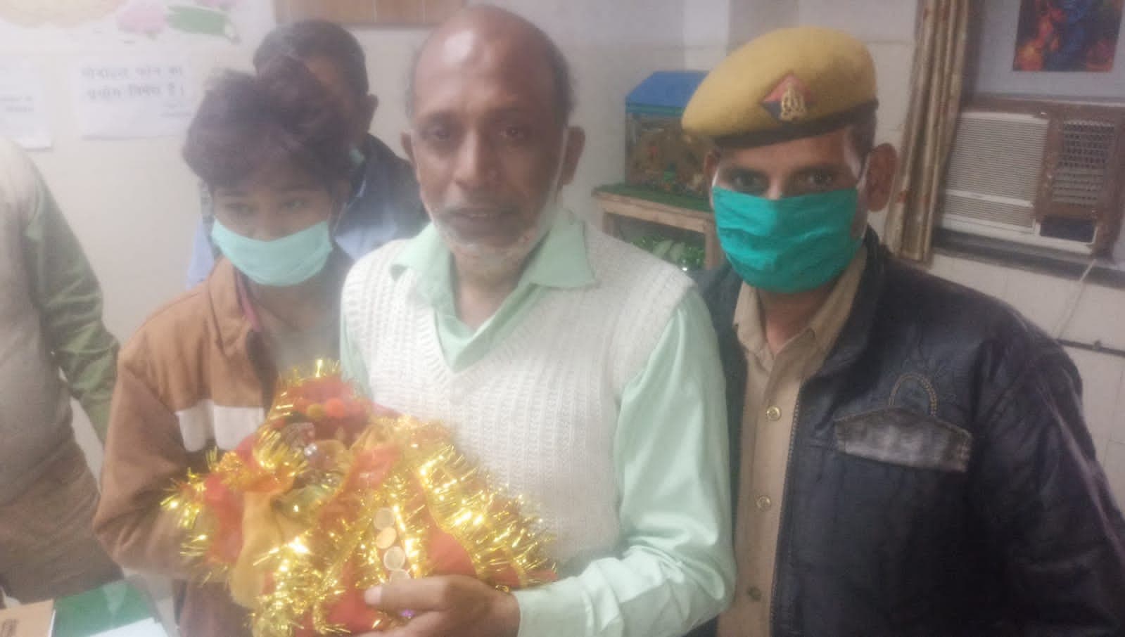 लड्डू गोपाल का टूटा हाथ जुड़वाने अस्पताल पहुंचे पुजारी, डॉक्टर ने किया प्लास्टर