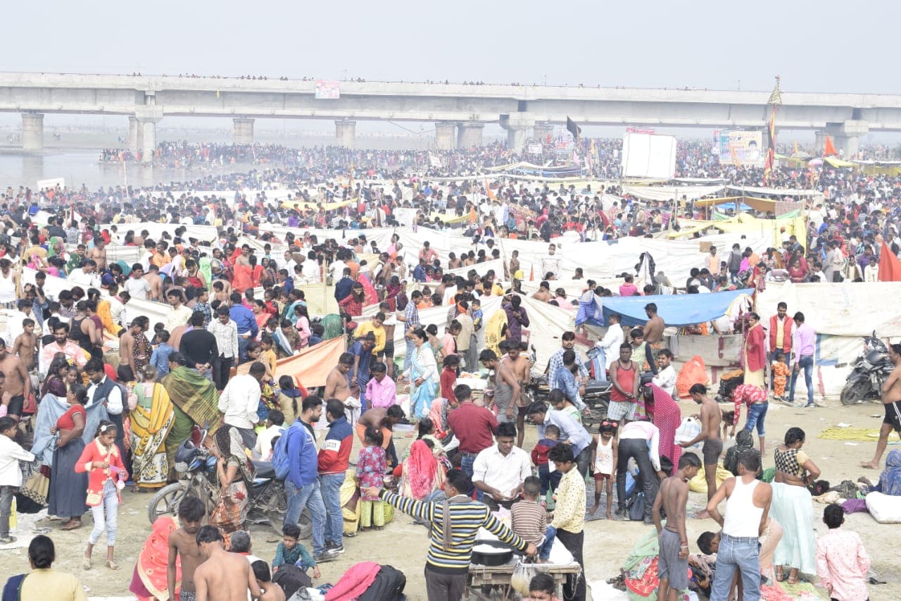 Bareilly : कार्तिक पूर्णिमा पर श्रद्धालुओं ने रामगंगा में लगाई आस्था की डुबकी, घाटों पर उमड़ी भीड़