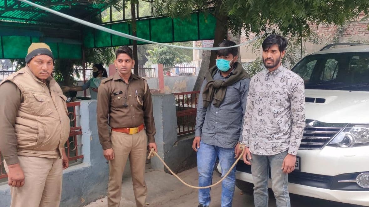 Agra News: आगरा में गाड़ी खरीदने पहुंचे युवक फॉर्च्यूनर लेकर फरार, पुलिस ने एक घंटे के अंदर किया गिरफ्तार