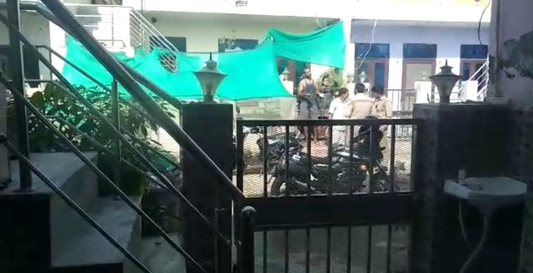 Agra News: पड़ोसी को कुत्ते का शौक पड़ गया भारी, कॉलोनी वालों ने पुलिस से की शिकायत