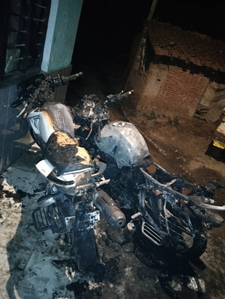 बरेली में असमाजिक तत्वों ने घर के बाहर खड़ी बाइक में लगाई आग, जांच में जुटी पुलिस