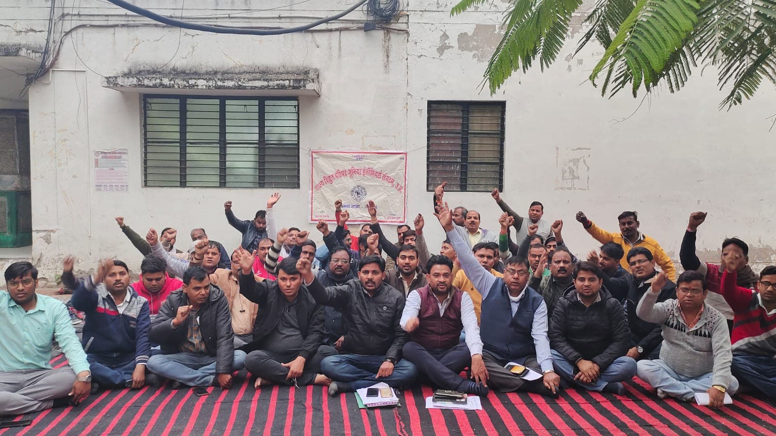 Aligarh News: SDO और JE के निलंबन से भड़के बिजली विभाग के कर्मचारी, आज 21 जिलों में करेंगे हड़ताल