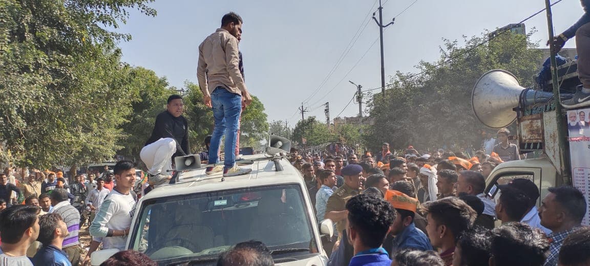 Agra News: पूर्व मंत्री और पूर्व ब्लॉक प्रमुख के समर्थक आपस में भिड़े, पथराव के साथ गाड़ियों में की तोड़फोड़