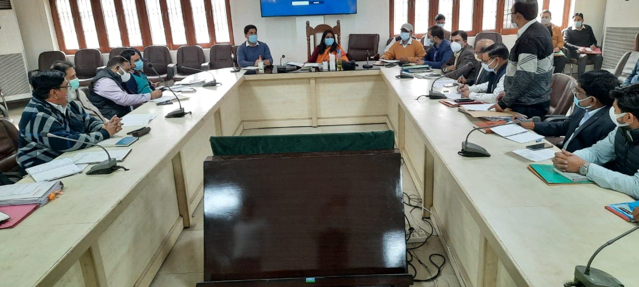 Aligarh News: डीएम साहिबा ने साथा चीनी मिल प्रबन्धन को सुनाई खरी-खोटी, दी यह चेतावनी