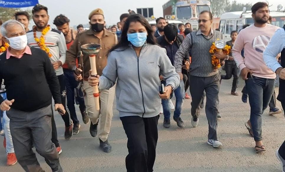 UP Election 2022: जब मशाल रैली में डीएम साहिबा ने भी लगाई दौड़, मतदाताओं को किया जागरूक