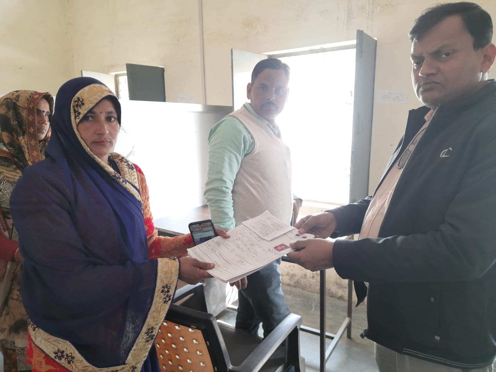 Aligarh News: पंचायत उपचुनाव में 98 प्रत्याशियों ने भरे पर्चे, 77 का निर्विरोध चुनना तय