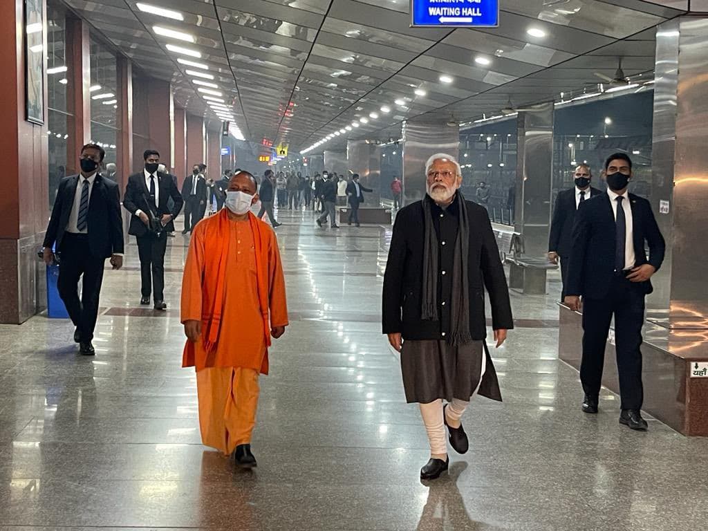 PM Modi in Varanasi: काशी में एक बार फिर पीएम ने सबको चौंकाया, आधी रात को रेलवे स्टेशन का निरीक्षण करने पहुंचे