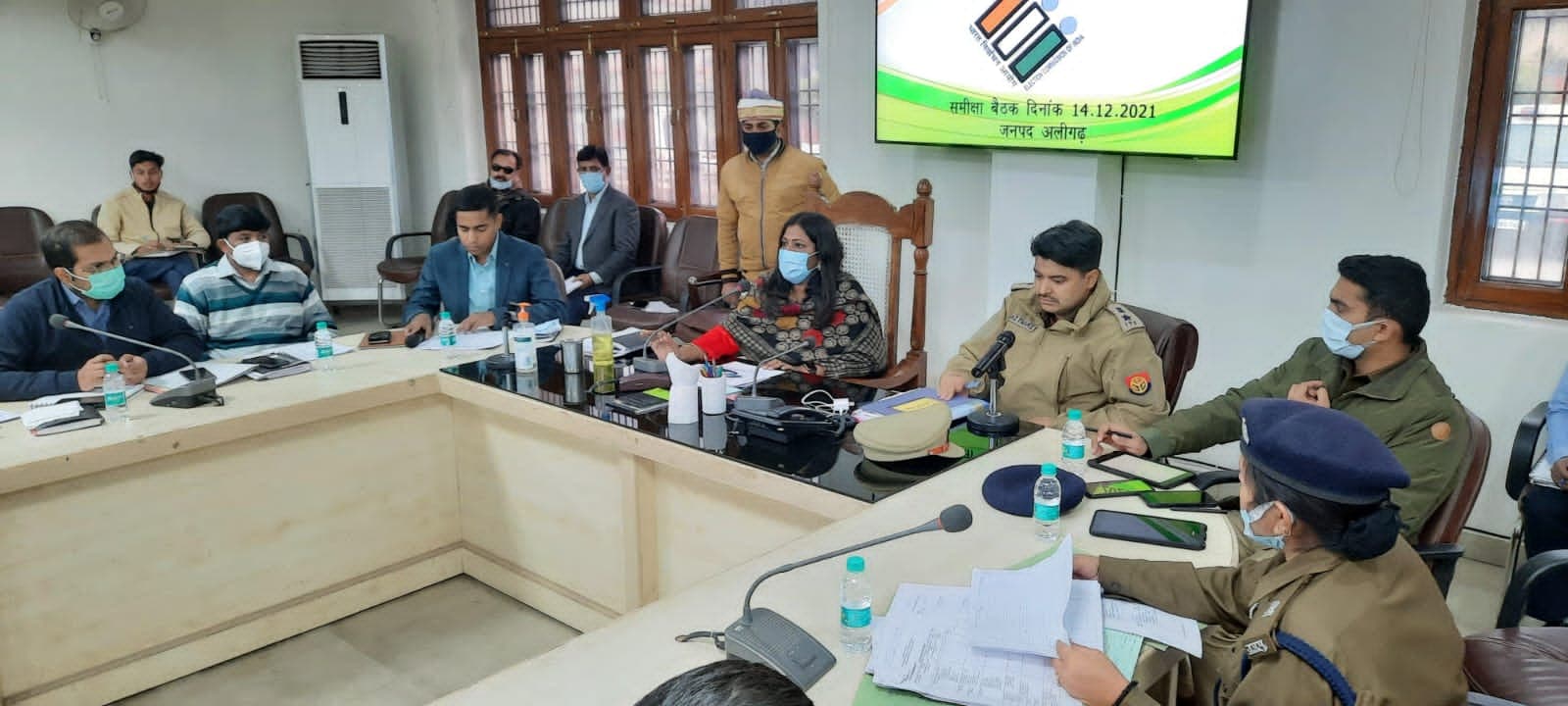 Aligarh News: विधानसभा चुनाव की तैयारियों पर डीएम साहिबा ने ली अधिकारियों की 'क्लास', पढ़ाया यह 'पाठ'