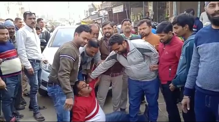 Bareilly News: बरेली में अवैध वसूली से भड़के व्यापार मंडल के अध्यक्ष, खाद्य सुरक्षा अधिकारी की कार के आगे लेटे