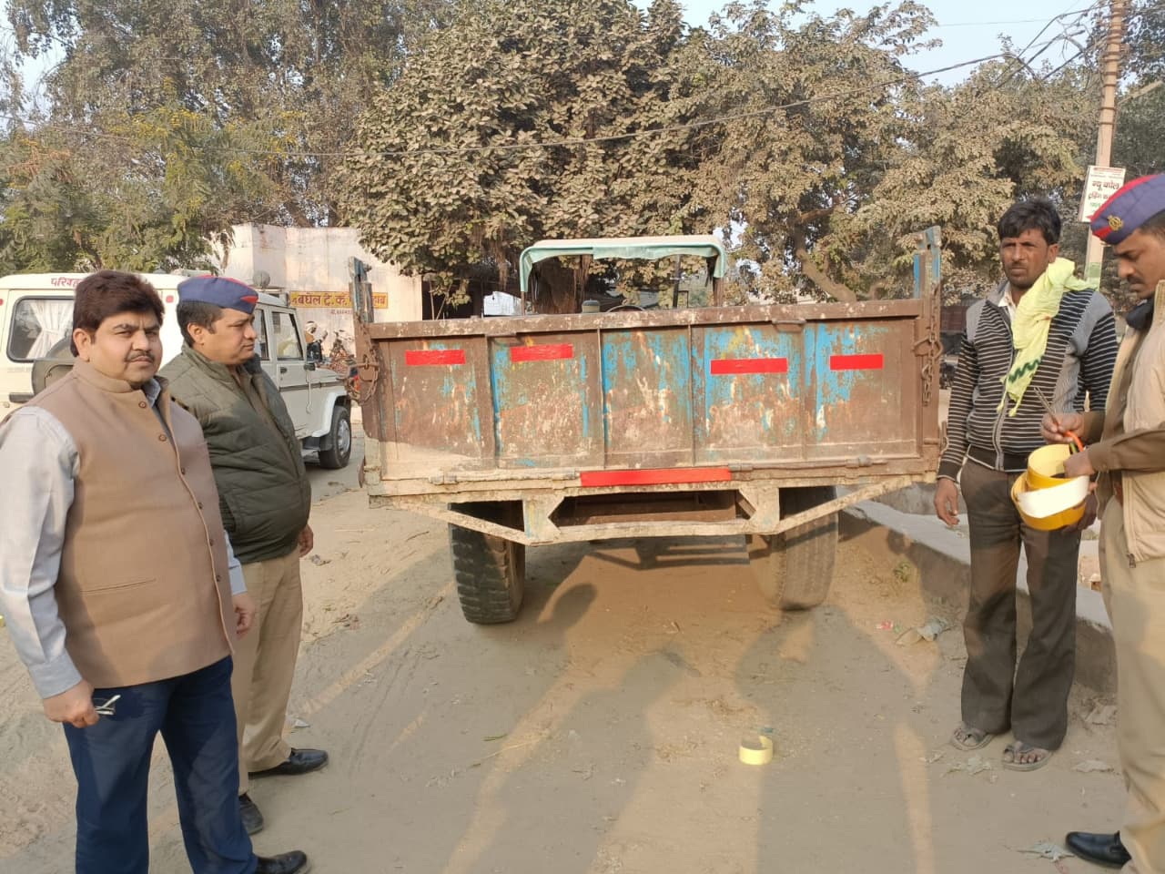 Aligarh News: ट्रैक्टर-ट्रॉलियों में लग रहे रेट्रो-रिफ्लेक्टिव टेप, जानें वजह