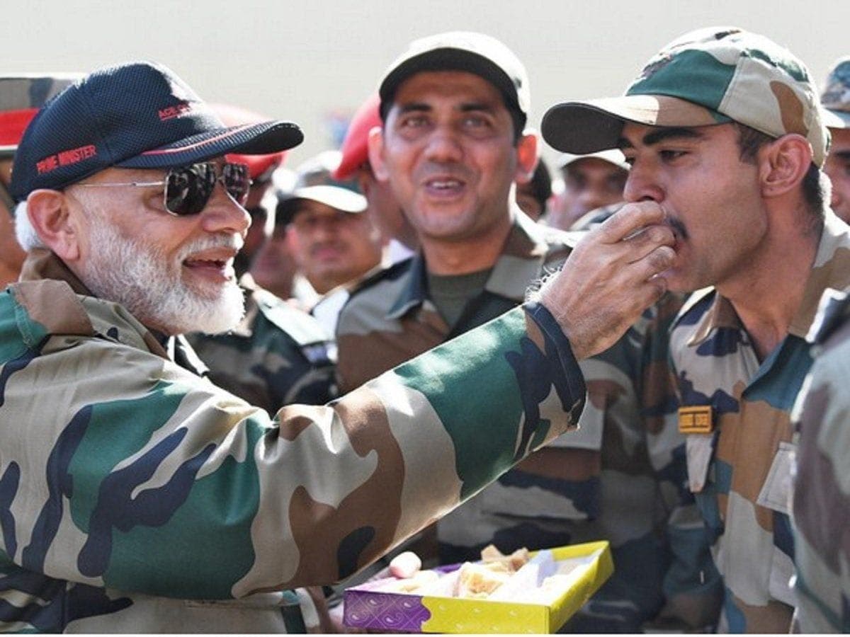 सेना की वर्दी पहनने के मामले में PM मोदी  के खिलाफ कार्रवाई की मांग को लेकर दाखिल  याचिका खारिज