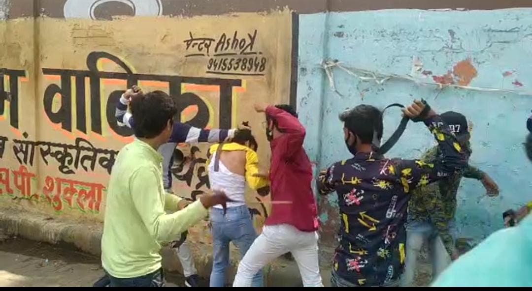 Kanpur News: बीच सड़क पर छात्रों के दो गुट आपस में भिड़े,  जमकर चले लात-घूंसे, वीडियो वायरल