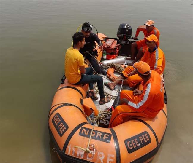 Varanasi News: मुगलसराय से काशी घूमने आए दो छात्र गंगा में डूबे, कई घंटे बाद शव बरामद