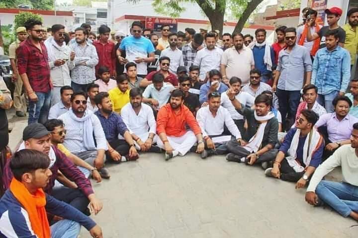 Aligarh News: AMU के निलंबित सहायक प्रोफेसर की मुश्किलें बढ़ीं, गिरफ्तारी के लिए लोग कर रहे धरना-प्रदर्शन